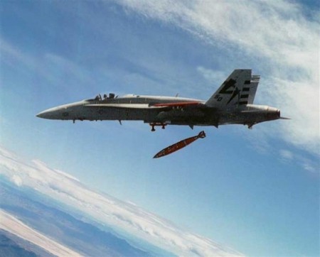 Máy bay F/A-18 thả bom JDAM.