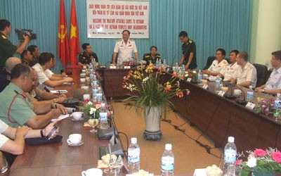 Đô đốc Nguyễn Văn Hiến nói chuyện với đoàn Tùy viên Quân sự, Quốc phòng nước ngoài tại Việt Nam