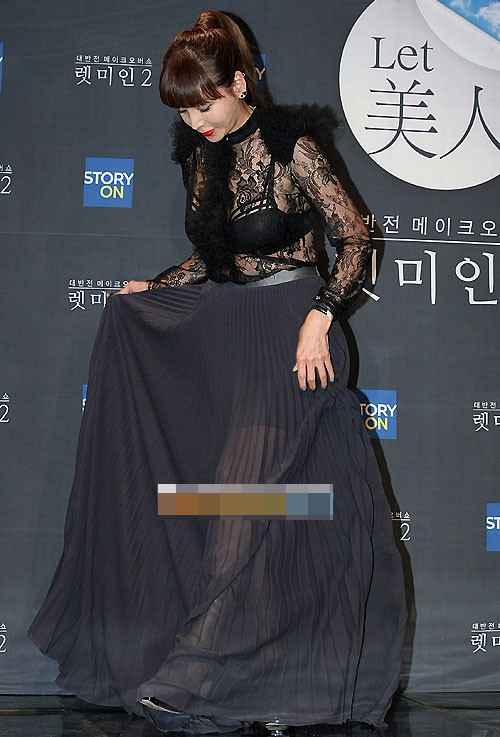 Hwang Shin Hye còn gây chú ý nhiều hơn với chiếc áo ren màu đen xuyên thấu bó sát cơ thể.