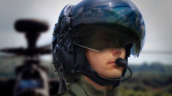 Mũ bảo hiểm Striker có thể giúp phi công nhìn xuyên máy bay