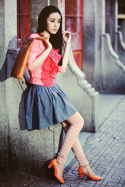 Những bộ cánh sắc màu, rộng rãi và phá cách là xì-tai yêu thích của người mẫu tuổi teen Bảo Trân trong những ngày đầu thu. Hãy cùng ngắm xem Bảo Trân xinh tươi dạo bước trên một góc phố xưa Sài Thành trong buổi chiều thu chạng vạng.