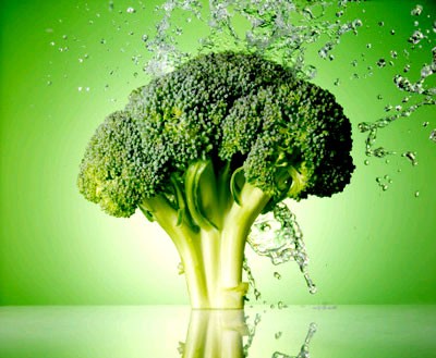4. Bông cải xanh: Loại bỏ nếp nhăn. Một bát bông cải xanh chứa rất nhiều vitamin C nên rất tốt cho việc sản xuất collagen giúp đàn hồi da. Nó cũng rất giàu beta-carotene mà khi vào cơ thể sẽ chuyển đổi thành vitamin A. Vitamin này hỗ trợ các tế bào da được tái tạo và căng mịn, trẻ trung hơn.