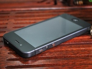 Mẫu điện thoại Goophone I5. (Nguồn: infmetry.com)