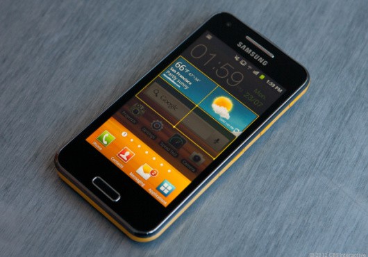 Điện thoại Samsung Galaxy Beam: Một chiếc điện thoại chạy Android chẳng phải thứ gì quá ghê gớm. Nhưng nếu bổ sung máy chiếu nhỏ trên smartphone thì sao? Điều này hoàn toàn có thể thực hiện nếu bạn sử dụng Samsung Galaxy Beam. Trên thực tế, model cài sẵn ứng dụng cho phép người dùng điều khiển máy chiếu, độ sáng 15 lumen và kích thước tối đa 50 inch.