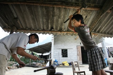Nông Văn Quang (18 tuổi) theo học nghề đã 3 năm nay nhưng anh Nông Khánh Học (bố Quang) cho biết Quang vẫn chưa làm được những việc khó như tôi thép mà mới chỉ phụ giúp những việc như nhóm lò, quai búa.