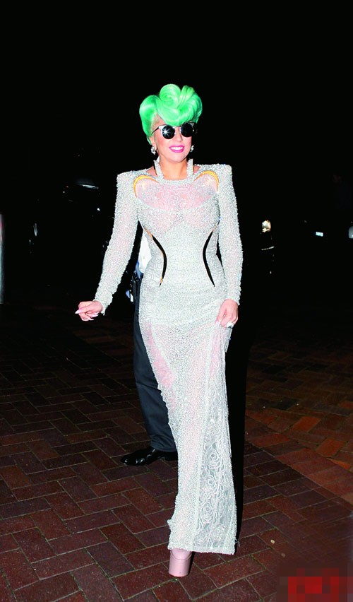 Không có gì phải phàn nàn về chiếc váy của Atelier Versace, tuy nhiên, mái tóc xanh sáng rực một góc thì đúng là cách mà Lady Gaga dùng gây chú ý.
