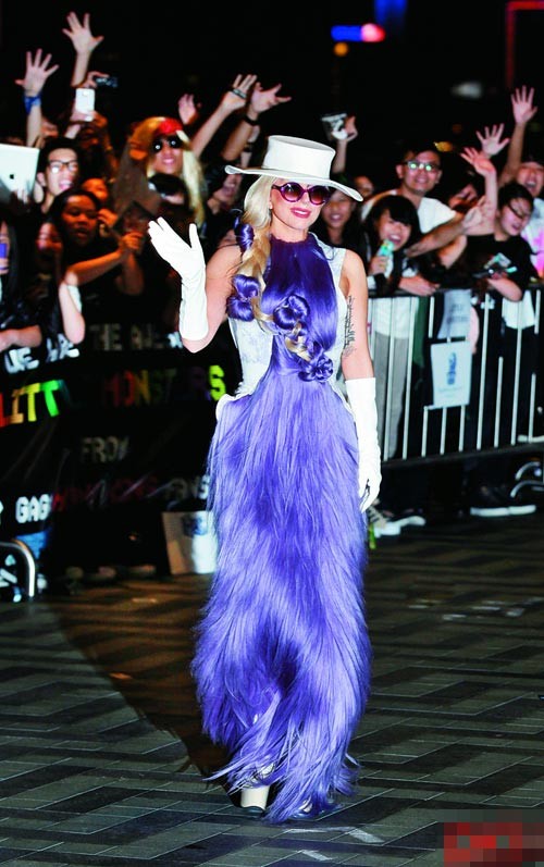 Lady Gaga và thiết kế lông lá của thương hiệu CharlieLe Mindu.