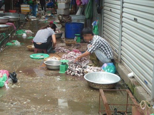 Chị Nguyễn Thị H, bán cá lâu năm ở chợ cho biết: Những loại cá này người mua về ăn rất ít, đa số là công nhân... nên chỗ cá còn lại chị phải lọc lấy thịt bán cho các của hàng bún cá giá rẻ với hy vọng gỡ lại vốn.