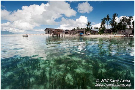 Tại ngôi làng này, người dân Bajau Laut sống giữa biển bằng cách xây những căn chòi của mình giữa đại dương mênh mông.