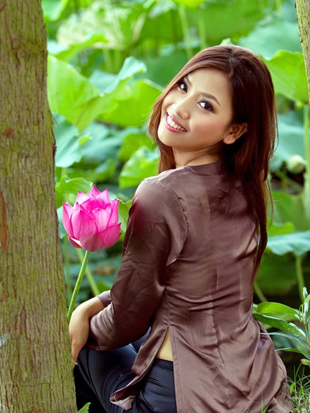 Người đẹp Nguyễn Thị Loan khoe sắc cùng hoa sen
