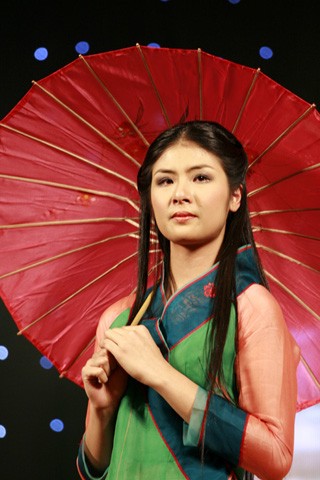 Hoa hậu Ngọc Hân cũng là người "mau nước mắt" khi nhiều lần bật khóc trên sân khấu.