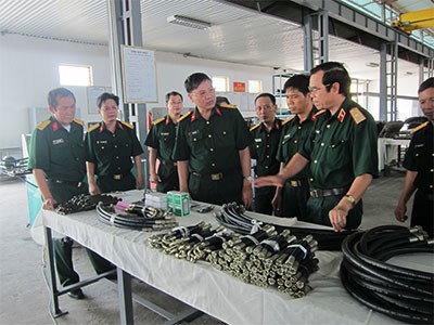 Các đại biểu tham quan phụ tùng vật tư của hệ thống trợ lực thủy lực xe tăng T-54/T-55