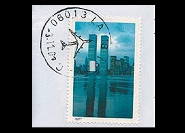 Một chiếc tem in hình Tòa tháp đôi của New York trên phong thư được đóng dấu chuyển bằng đường hàng không ngày 11/3/2001. Thật tình cờ là vết đóng dấu Air Mail lại trùng đúng với đầu máy bay đi thẳng vào tòa tháp.