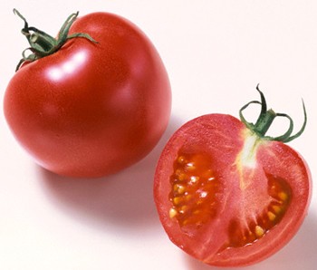 Cà chua: Trong quả cà chua có rất nhiều axít và một số thành phần dễ hòa tan. Nếu đang bị đói, bạn ăn cà chua thì các thành phần của cà chua sẽ phản ứng với axít trong dạ dày, tạo thành khối đặc cứng khó tiêu, dễ gây đau bụng.