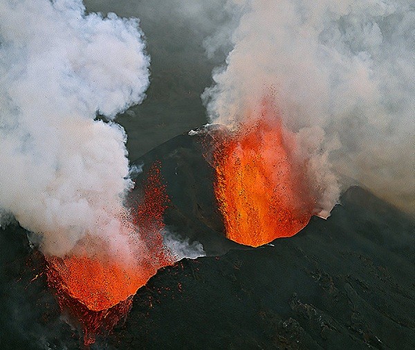 Từ miệng núi lửa Virunga (CHDC Congo), hai cột dung nham đỏ rực phun ra, bắn cao tới 100m trên không trung.