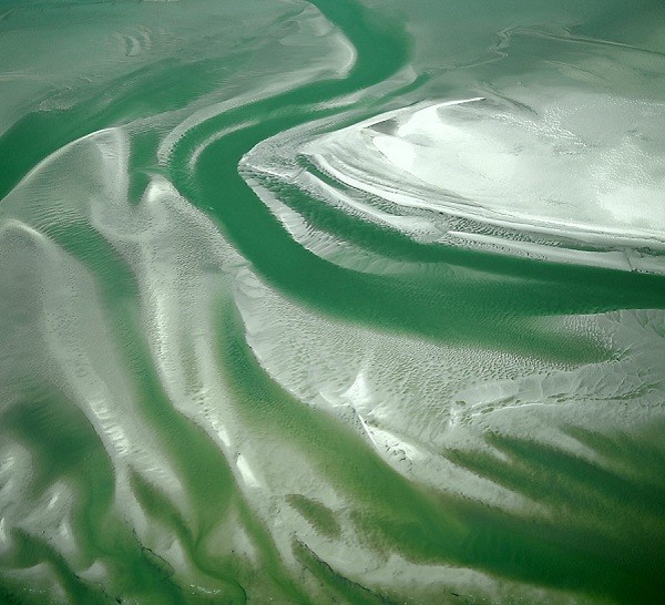 Thủy triều rút xuống để lại những gợn sóng trên cát, từ trên cao nhìn xuống trông mềm mại hệt như một tấm vải nhung.