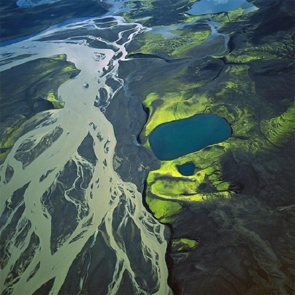 Vùng ngập nước Veidivötn ở trung tâm Iceland. Tro bụi núi lửa biến nước sông thành màu xám, kết hợp với những mảng rêu xanh tạo nên khung cảnh vừa đối lập lại hài hòa.