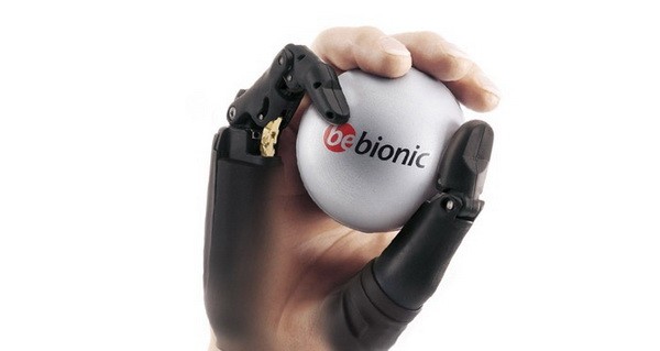 Trong chế độ cầm và nhấc đồ vật lên, khối lượng tối đa mà BeBionic 3 có thể kham được lên tới 45kg, trong khi BeBionic phiên bản cũ chỉ nâng được đến 32kg. Cơ chế làm việc của BeBionic 3 dựa trên việc dò tìm những tín hiệu nhỏ trên da cánh tay của người sử dụng. Những tín hiệu đó sẽ được khuếch đại và dịch ra 1 trong 14 ngôn ngữ cử chỉ cho BeBionic 3 thực hiện.