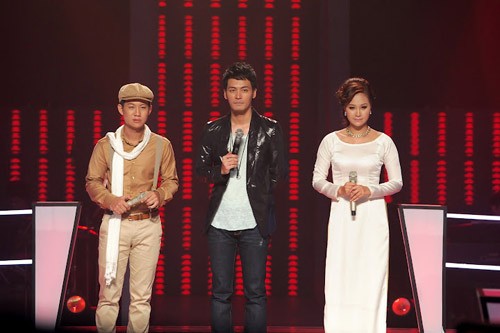 Nay thí sinh của anh - Nguyễn Trọng Khương (trái) lặp lại phong cách ấy tại sân khấu The Voice.