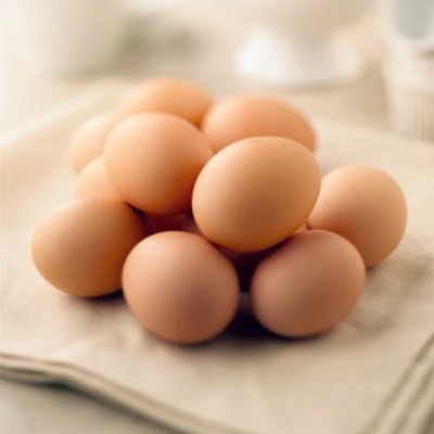 1. Trứng gà ta (gà nhà) là loại trứng phổ biến nhất và cũng là loại trứng được tiêu thụ nhiều nhất trên thế giới. Trứng gà là nguồn dinh dưỡng quý giá với sức khỏe, cung cấp cho cơ thể một lượng lớn phôtpho, kẽm và kali. Ngoài ra trứng gà còn chứa nhiều canxi, sunful và các loại vitamin đa dạng như vitamin A, D, E, B1, B2 và rất dồi dào vitamin D.