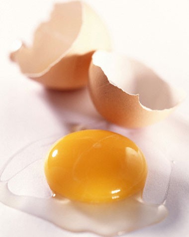 Trong một quả trứng gà có kích cỡ trung bình có chứa đến 65 đơn vị calo tồn tại dưới dạng protein và chất béo triglycerin (có chứa 5,5g protein và 44g chất béo). Đặc biệt trong một quả trứng gà cũng có chứa tới 8 loại amino axít cơ bản cần thiết cho sức khỏe.