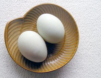 3. Trứng vịt: Một quả trứng vịt thường có chứa gần 130 đơn vị calo, lượng calo này trong trứng vịt gấp đôi lượng calo trong trứng gà, tuy nhiên kích thích trung bình của một quả trứng vịt thường gấp 30% so với trứng gà. Hơn thế nữa, trong trứng vịt có chứa 9g protein và 9,7g chất béo triglyceride, cũng như hàm lượng canxi và kali như ở trong trứng gà.