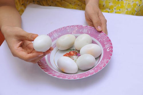 Các amino axít trong hai loại trứng này tương tự nhau nhưng ở trứng vịt có chứa nhiều hơn về số lượng. Thành phần cholesterol ở trứng gà ít hơn trứng vịt, nếu trong 100g trứng vịt có chứa 884 miligam cholesterol thì ở trứng gà con số này là 425 miligam. Điều này lý giải vì sao những người có tiền sử mắc bệnh tim mạch nên hạn chế ăn trứng vịt hoặc tiết chế nó trong chế độ ăn uống.