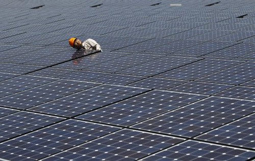 Nhà máy năng lượng mặt trời ở Kawasaki, gần Tokyo (Ảnh: Reuters)