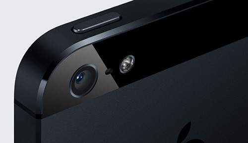 Máy ảnh 8MP của iPhone 5 có ống kính được làm từ 5 thành phần thấu kính với độ mở lớn nhất đạt f/2.4 và có bộ lọc hồng ngoại (IR) cộng với chế độ chụp tối linh hoạt.