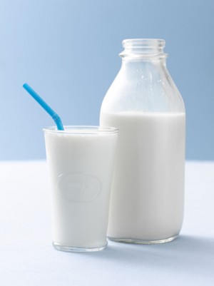 1. Sữa được xem là thực phẩm tốt nhất cho nhóm người tiểu đường, đặc biệt là sữa có lượng chất béo thấp, nên ăn 2 xuất ngày (1 xuất tương đương 1 cốc 250ml) hoặc 1 hộp sữa chua 175 gam.