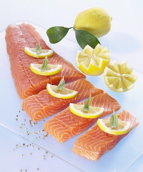 Cá hồi và cá ngừ: Với lượng omega-3, axit amin, chất chống oxy hóa vô cùng dồi dào, hai loại thực phẩm này là “trợ thủ” đắc lực trong việc giảm lượng cholesterol và cân bằng các hoạt động của tim mạch. Vì thế, cá hồi và cá ngừ là sự lựa chọn tuyệt vời cho một trái tim khỏe mạnh, chị em chí bỏ qua nhé.