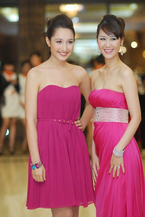 Anna Trương đọ dáng cùng Hoa hậu thân thiện Dương Thùy Linh.