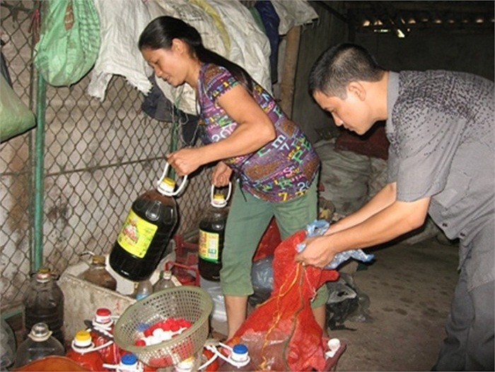 Hậu trường sản xuất tương ớt giá rẻ ở Phú Xuyên.