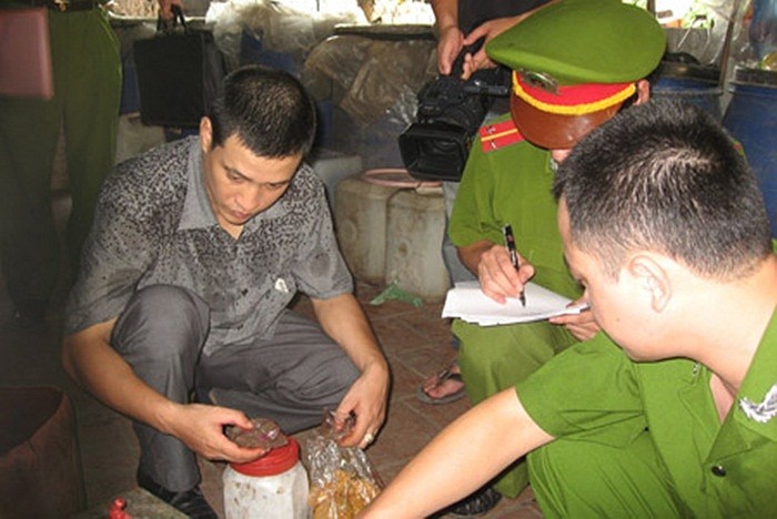 Lực lượng chức năng kiểm tra cơ sở sản xuất tương ớt ở Tiểu khu Phú Mỹ, thị trấn Phú Xuyên, Hà Nội. Phát hiện hàng trăm lít tương ớt thành phẩm, được đóng can chờ tiêu thụ.