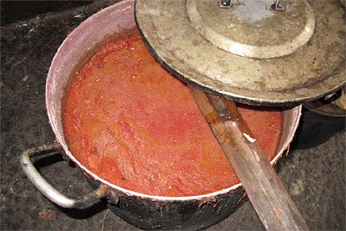 Nấu thủ công, tương ớt chế biến xong để phơi mất vệ sinh chờ nguội đóng chai chuyển đi tiêu thụ.