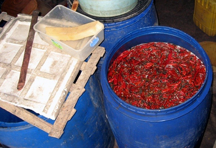 Cách sơ chế ớt trước khi nấu ở các cơ sở sản xuất tương ớt 3 không.