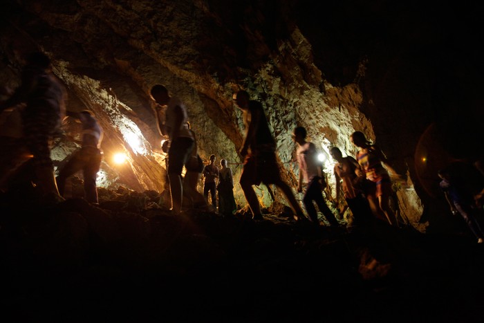 Đoàn người đi trong một hang động tại lễ cầu mưa truyền thống diễn ra hàng năm ở hang động Djevojacka, gần Kladanj, Bosnia, 26/08/2012.