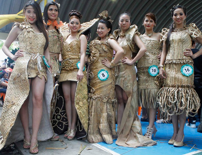 Các thí sinh tham dự cuộc thi Miss Water Lily trong trang phục được làm từ thân cây lan dạ hương phơi khô tại lễ hội Water Lily ở Las Pinas, Philippines, 19/07/2012.