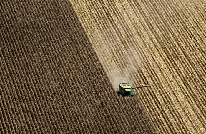 Một chiếc máy thu hoạch phức hợp đang làm việc trên cánh đồng ở gần Coy, Arkansas, 16/08/2012.