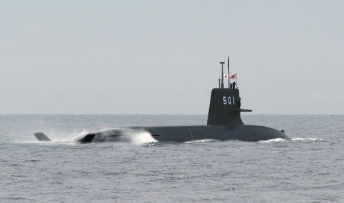 Do chịu sự hạn chế từ Mỹ, Nhật Bản không được phép sở hữu tàu ngầm chạy bằng năng lượng hạt nhân. Vì vậy, họ chỉ duy trì tàu ngầm tấn công chạy động cơ điện - diesel. Trong ảnh, tàu ngầm tấn công mới nhất của JMSDF, lớp Soryu (4 chiếc) có lượng giãn nước 4.200 tấn, dài 84m. Tàu trang bị 6 máy phóng ngư lôi cỡ 533mm, tên lửa hành trình đối hạm phóng từ tàu ngầm UGM-84.