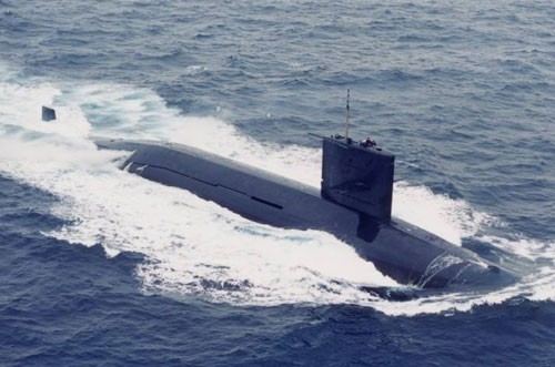Tàu ngầm tấn công lớp Harushio (3 chiếc), lượng giãn nước 2.700-2.900 tấn, dài 77-87m. Vũ khí trang bị tương tự 2 lớp tàu trên.