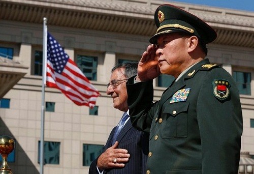 Bộ trưởng Quốc phòng Mỹ Leon Pantta và Bộ trưởng Quốc phòng Trung Quốc Lương Quang Liệt (Nguồn: AFP)