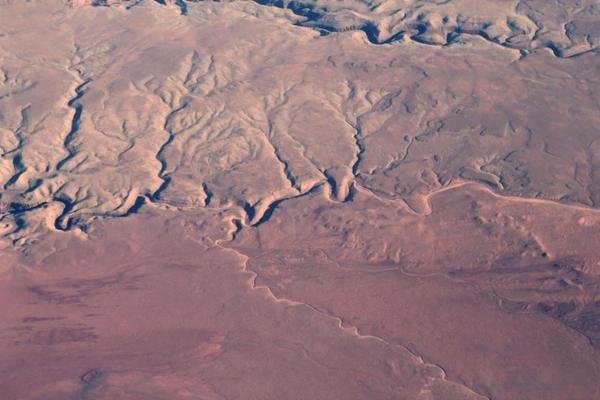 Great Basin cũng có những dòng sông cạn chảy qua, tạo nên một mạng lưới ngoằn nghèo trên nền sa mạc bằng phẳng.