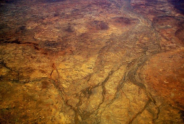 Những con sông mang theo phù sa làm phong phú thêm khung cảnh của sa mạc Simpson. Trong ảnh, vùng màu xám là phù sa được các con sông mang theo. Trải qua quá trình phong hóa kéo dài hàng triệu năm, oxit sắt trong phù sa lắng đọng được giải phóng tạo nên màu vàng và đỏ trên nền sa mạc.