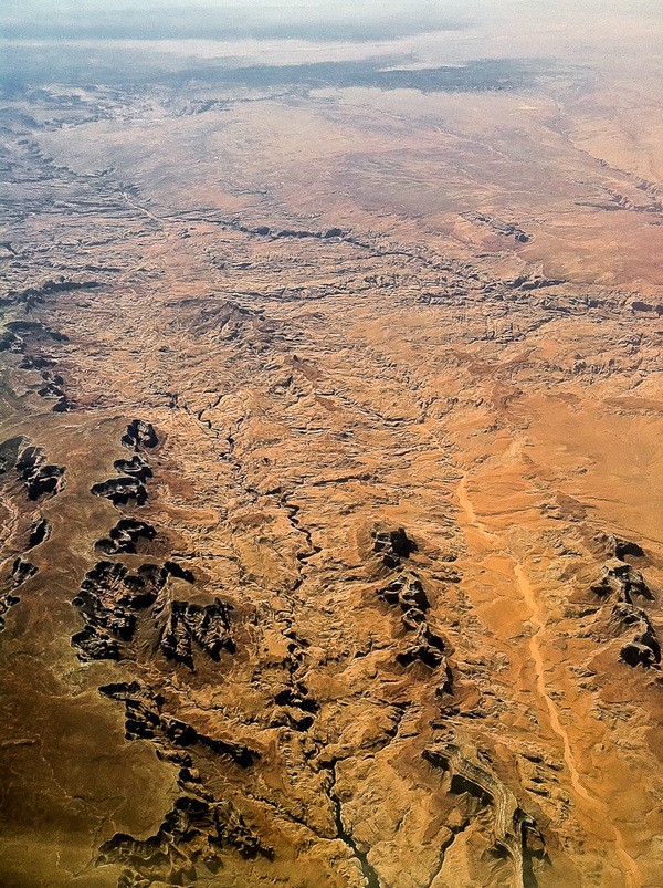 Các thung lũng sâu ở Mojave được tạo thành do hoạt động địa chất. Sa mạc này nổi tiếng với điều kiện thời tiết khắc nghiệt, nhiệt độ cao nhất mùa hè có thể lên đến 52 độ C còn mùa đông lạnh dưới 0 độ. Thung lũng Chết và thành phố Las Vegas sôi động cùng nằm trong sa mạc này.