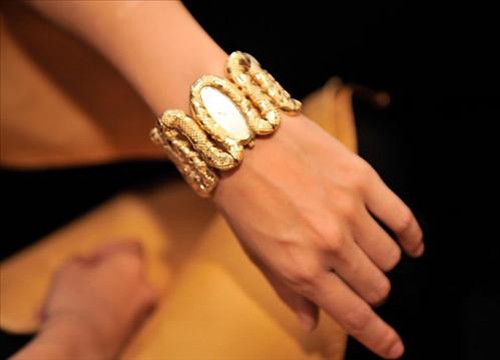 Nữ ca sĩ rất ưng chiếc đồng hồ hình rắn uốn lượn này và không ngại ngần giơ tay cho phóng viên chụp ảnh. Tina Tình cũng cho biết trị giá của chiếc đồng hồ này gần 30 triệu đồng.