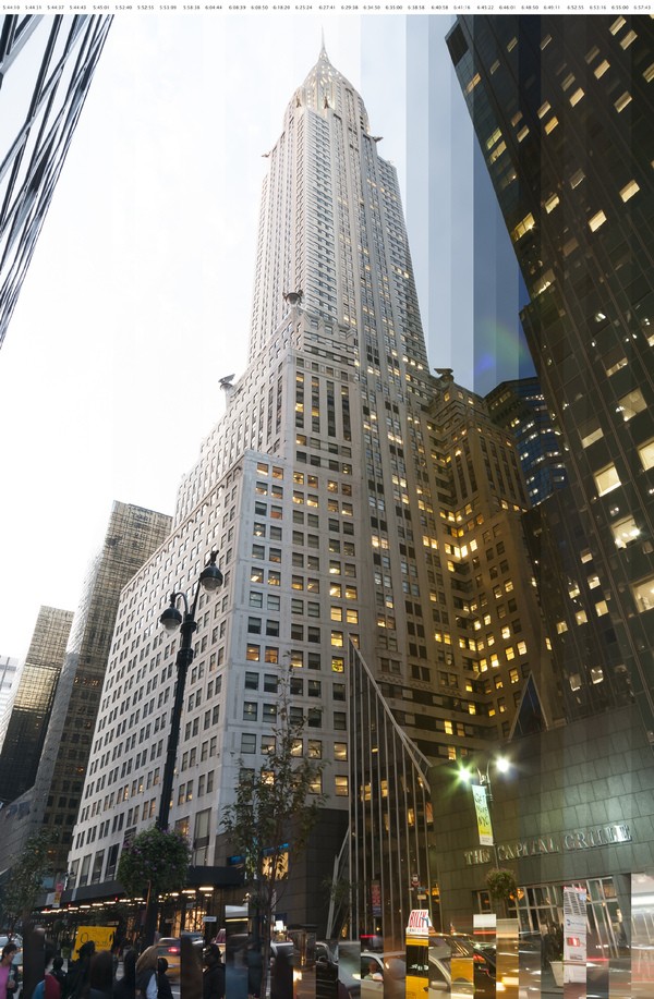 Tòa nhà Chrysler được "cắt lát" theo các khung giờ từ ban ngày tới ban đêm.