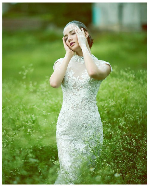 Chiếc váy cưới bó sát tôn lên cơ thể tuyệt đẹp của Trang Nhung.