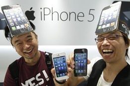 Hai khách hàng Nhật vui vẻ tạo dáng với iPhone 5.