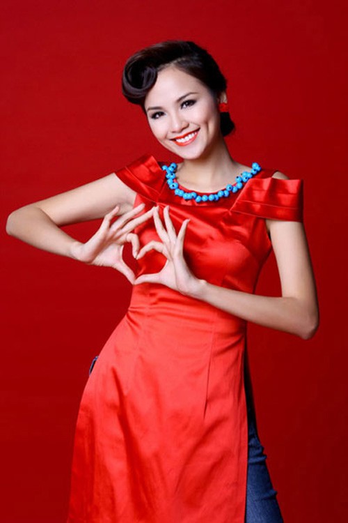 Chọn màu son môi phù hợp với trang phục nên Diễm Hương trông rất ngọt ngào.